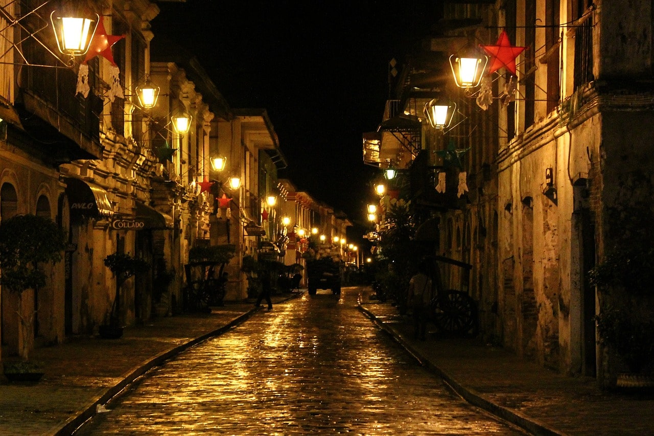 Calle Crisologo in Vigan at night